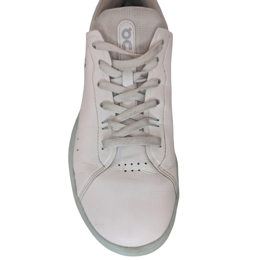 On Running The Roger sneakers in white with mint accent sole. Size 9
